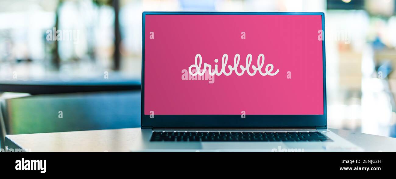 POZNAN, POL - 6 JANVIER 2021: Ordinateur portable affichant le logo de Dribbble, une plate-forme d'auto-promotion et de réseautage social pour les concepteurs numériques et crea Banque D'Images