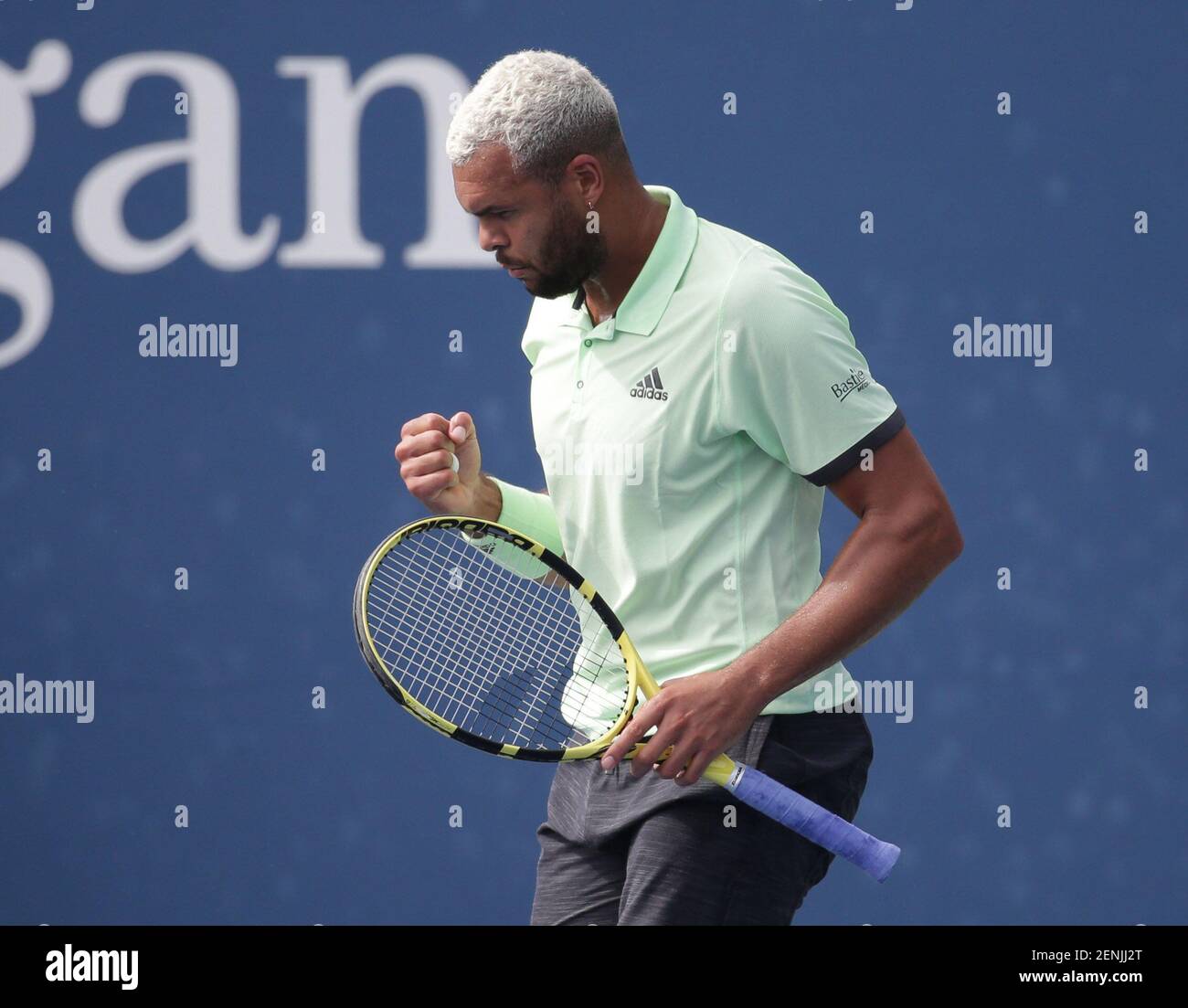 27 août 2019 ; Flushing, NY, États-Unis ; JO-Wilfried Tsonga, de France,  réagit après avoir gagné un point contre Tennys Sandgren, des États-Unis,  lors d'un premier match du deuxième jour du tournoi
