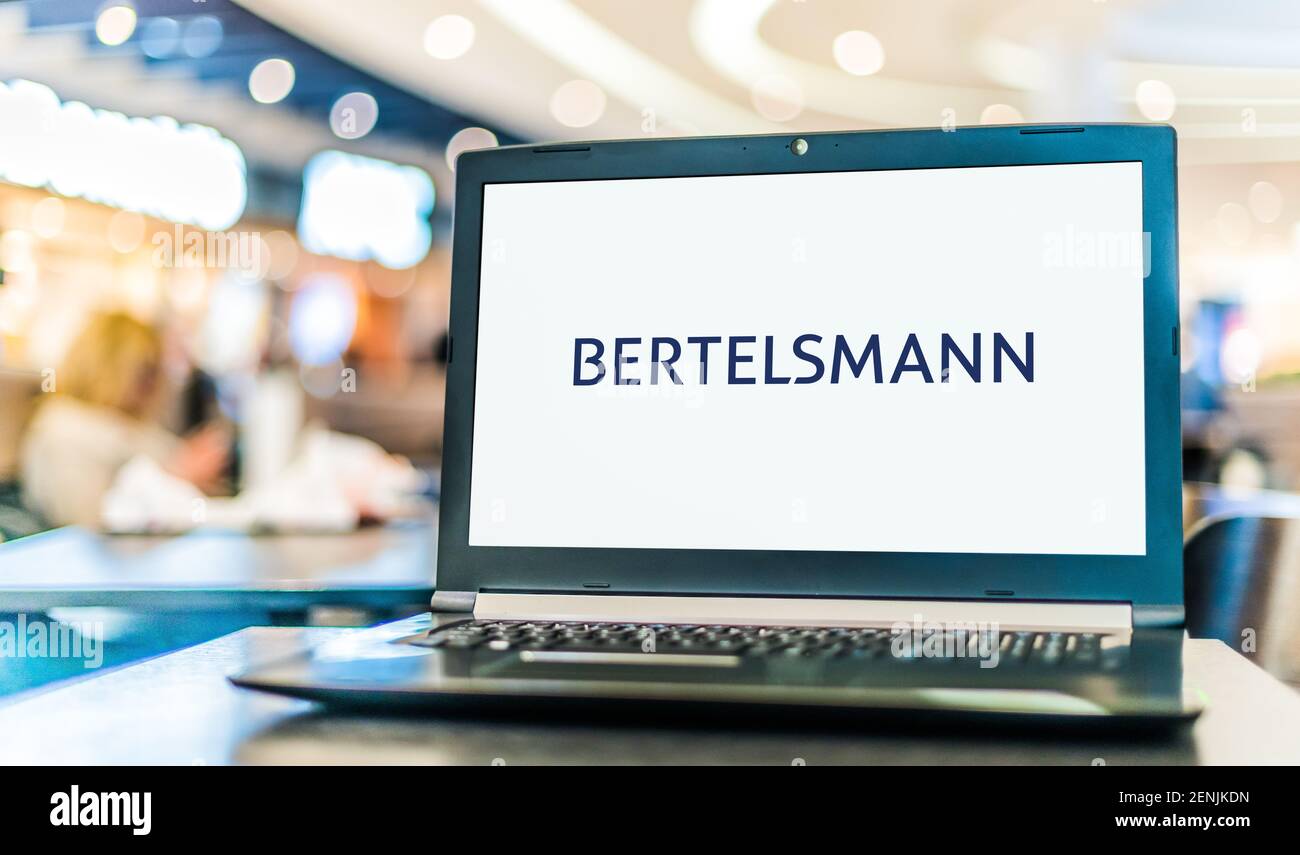 POZNAN, POL - 6 JANVIER 2021 : ordinateur portable affichant le logo de Bertelsmann, un conglomérat de médias multinational privé basé à Gütersloh, dans le Rhin-Nord- Banque D'Images