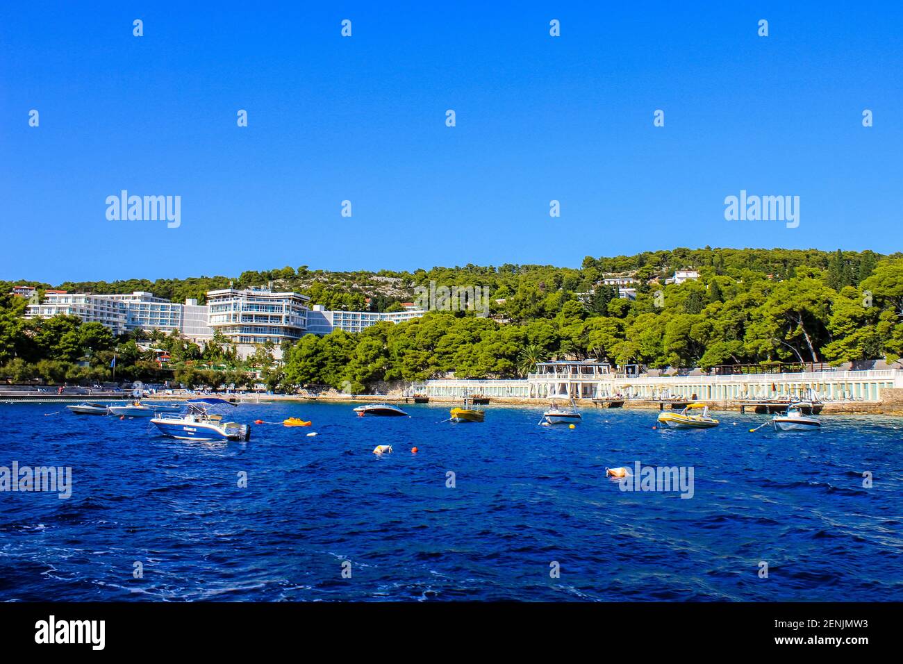 Hvar, Croatie - 2 octobre 2011 : vue sur le complexe Amfora Grand Beach Resort et l'île de Hvar par une journée ensoleillée Banque D'Images