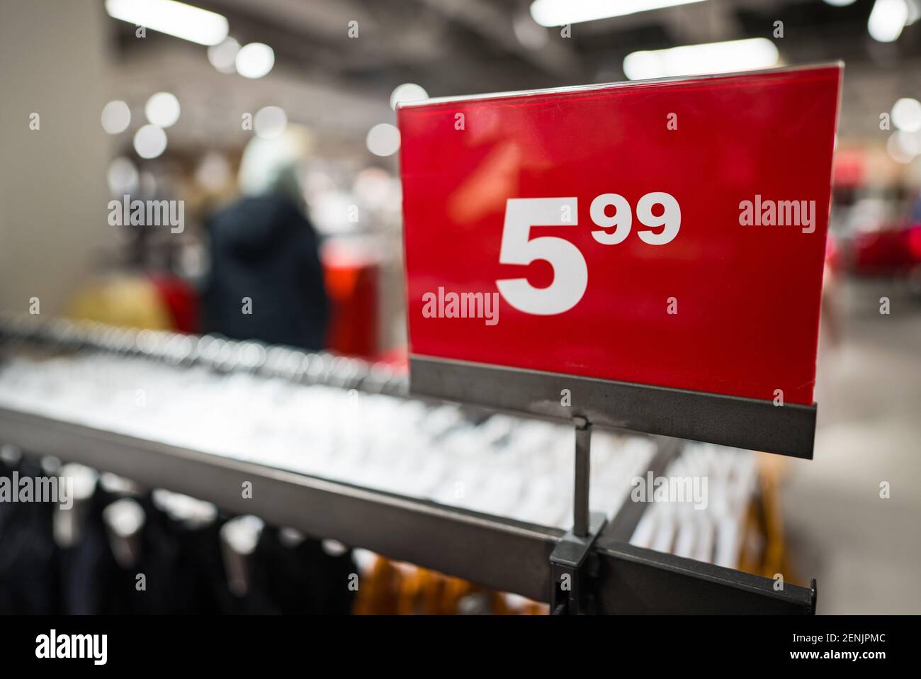 Affiche rouge à bas prix dans un magasin de vêtements Photo Stock - Alamy