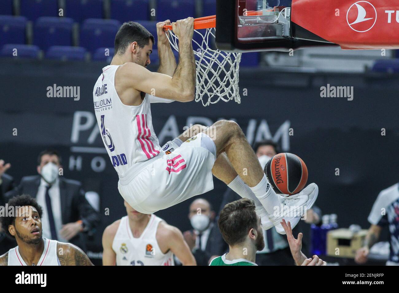 Alberto Abalde du Real Madrid pendant le match de basket-ball EuroLeague de Turkish Airlines entre Real Madrid et Zalgiris Kaunas le 25 février 2021 au centre WiZink de Madrid, Espagne - photo Irina R Hipolito / Espagne DPPI / DPPI / LiveMedia Banque D'Images