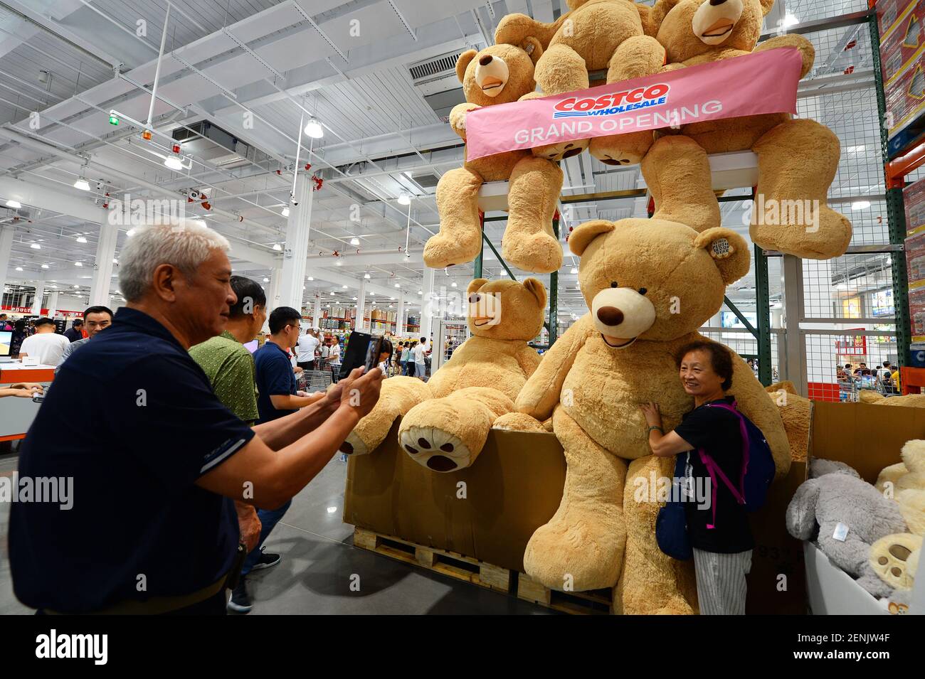 Les acheteurs chinois prennent des photos avec des ours en peluche géants  au magasin Costco de Shanghai, en Chine, le 29 août 2019. Costco, le géant  américain de la chaîne de vente