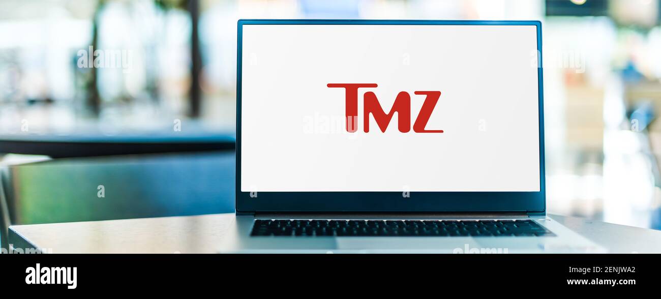 POZNAN, POL - 6 JANVIER 2021: Ordinateur portable affichant le logo de TMZ, un journal en ligne de journalisme tabloïd Banque D'Images
