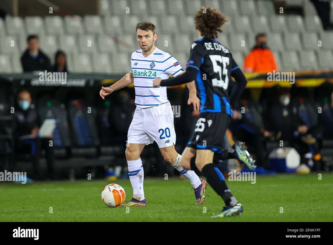 BRUGGE, BELGIQUE - FÉVRIER 25 : Olekandr Karavaiev de Dynamo Kiev et Maxim de Cuyper du Club Brugge lors du match de l'UEFA Europa League entre le Club B. Banque D'Images