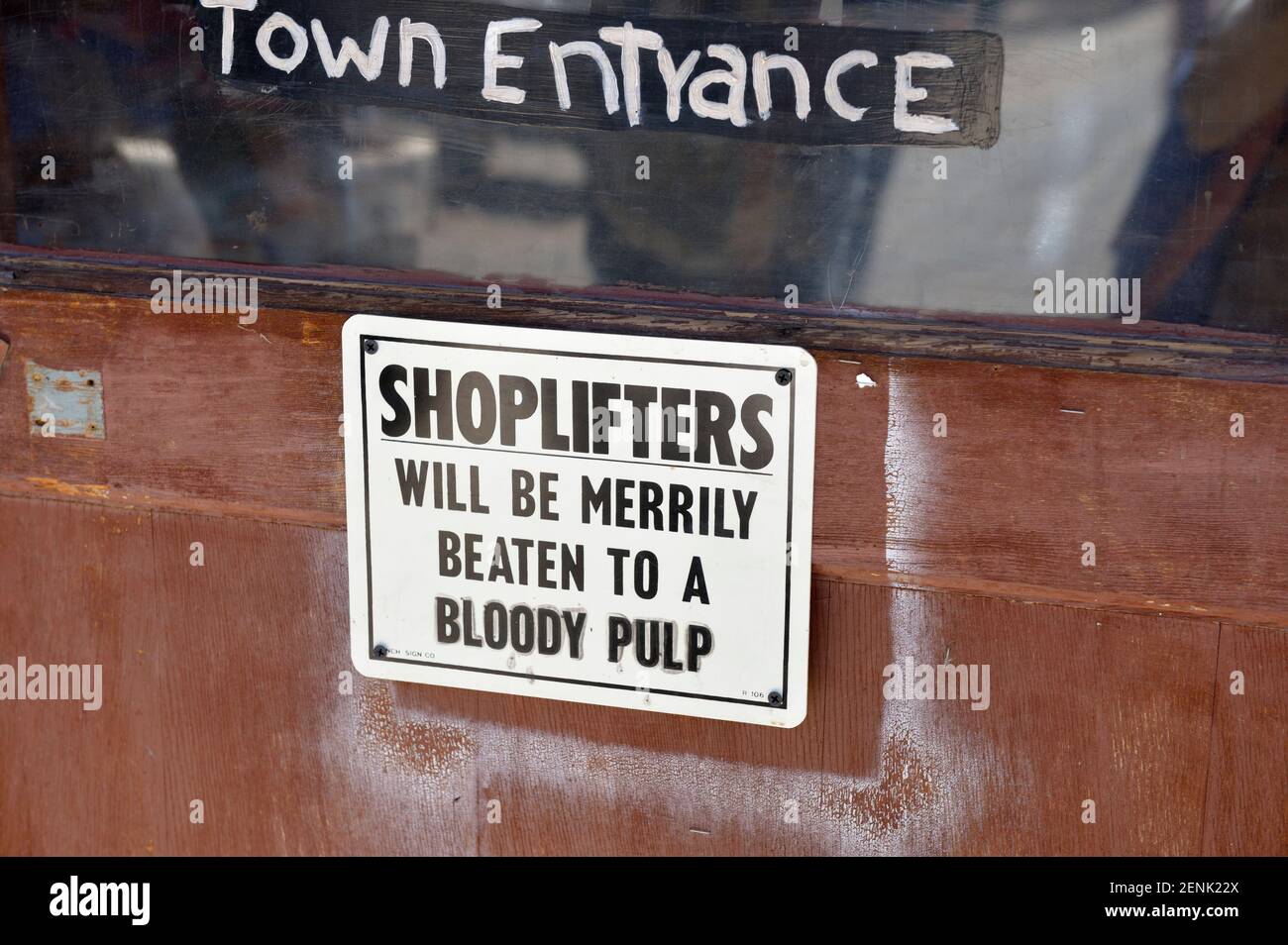 Les voleurs à l'étalage seront battus de façon Merrily à un panneau Bloody Pulp, Jerome, Arizona, États-Unis Banque D'Images