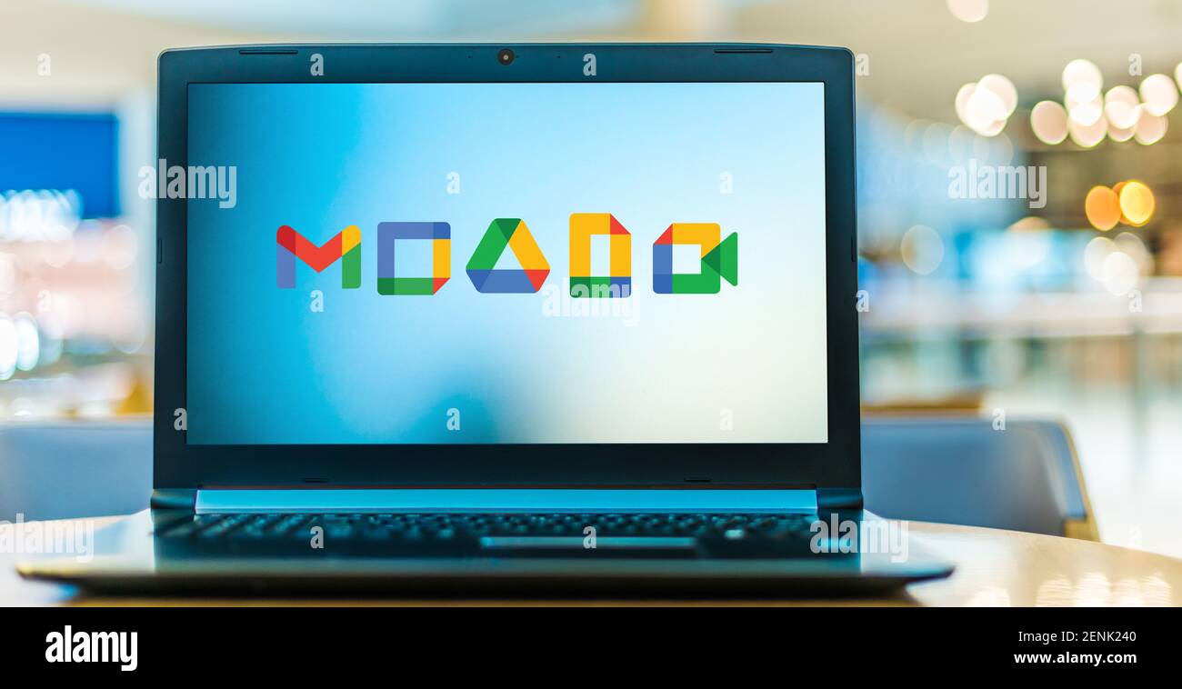 POZNAN, POL - 6 JANVIER 2021: Ordinateur portable affichant des icônes Google comprenant Gmail, Drive, Calendrier, Meet et et Docs Banque D'Images