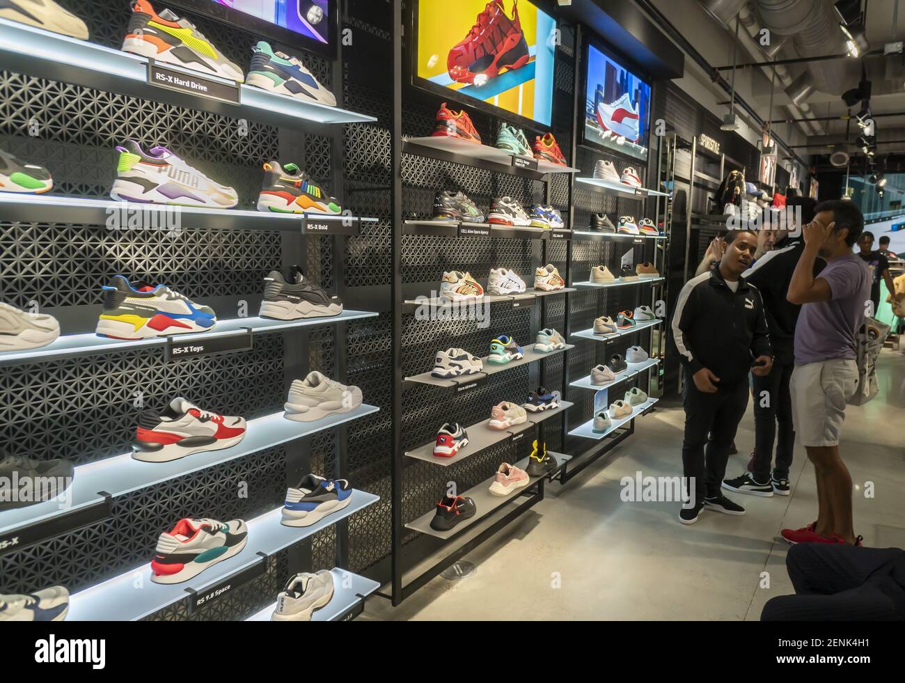 Le jeudi 29 août 2019, les clients affluent vers le nouveau magasin phare  Puma de la Fifth Avenue à New York. Le magasin de 2 18,000 pieds carrés à  deux niveaux est