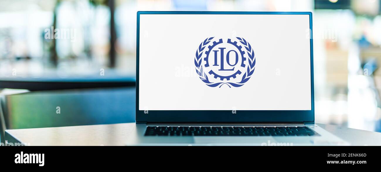 POZNAN, POL - 12 NOVEMBRE 2020 : ordinateur portable affichant le logo de l'Organisation internationale du travail (OIT), une agence des Nations Unies dont le mandat est t Banque D'Images