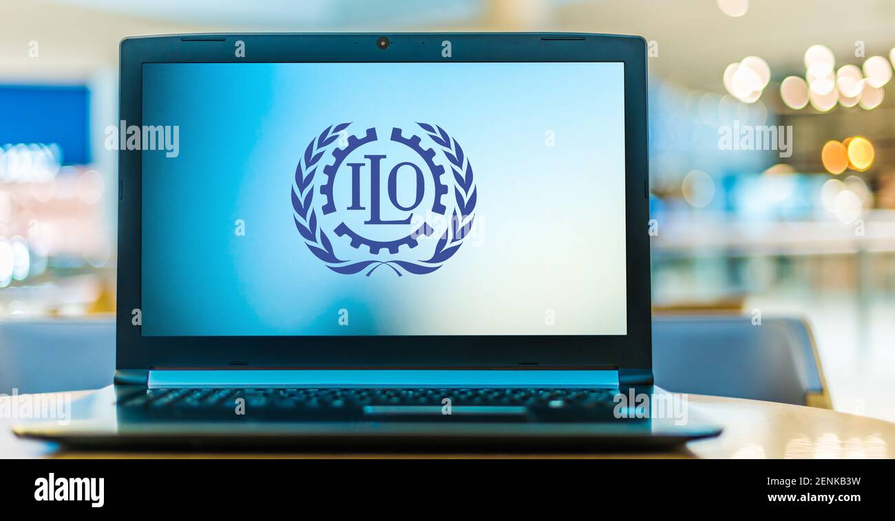POZNAN, POL - 12 NOVEMBRE 2020 : ordinateur portable affichant le logo de l'Organisation internationale du travail (OIT), une agence des Nations Unies dont le mandat est t Banque D'Images