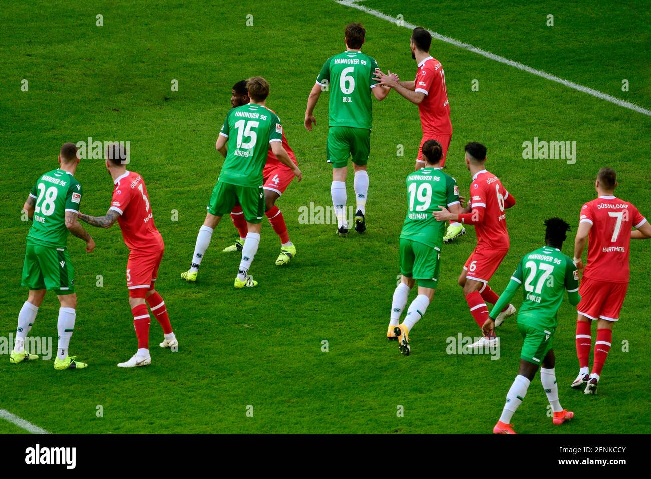 Merkur Spielarena Düsseldorf Allemagne 21.2.2021, football: 2ème saison Bundesliga 2020/21, match 22, Fortuna Duesseldorf (F95, rouge) vs Hanovre 96 (H96, vert) - couverture un sur un au coup de pied de coin LES RÉGLEMENTATIONS DFL INTERDISENT TOUTE UTILISATION DE PHOTOGRAPHIES COMME SÉQUENCES D'IMAGES OU QUASI-VIDÉO Banque D'Images
