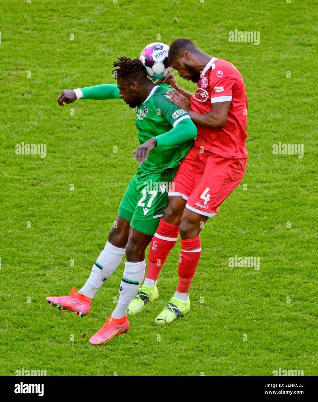 Merkur Spielarena Duesseldorf Allemagne 21.2,2021, Football : 2e Bundesliga saison 2020/21, Journée 22, Fortuna Duesseldorf (F95, rouge) vs Hannover 96 (H96, vert) - Kingsley Schindler (H96), Kevin Danso (F95) Banque D'Images
