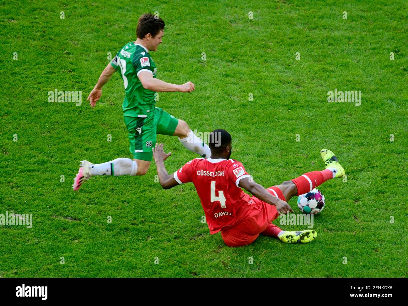 Merkur Spielarena Duesseldorf Allemagne 21.2,2021, Football : 2e saison Bundesliga 2020/21, Journée 22, Fortuna Duesseldorf (F95, rouge) vs Hannover 96 (H96, vert) - Dominik Kaiser (H96), Kevin Danso (F95) Banque D'Images