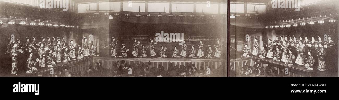Photographie vintage du XIXe siècle : représentation théâtrale, acteurs, geishas, Japon. Banque D'Images