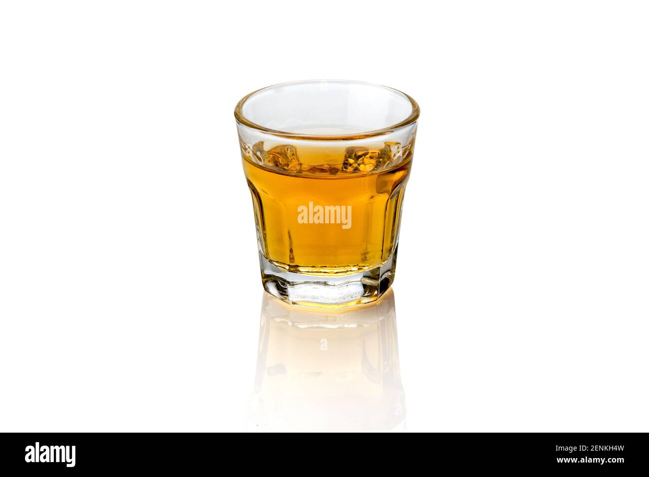 Un petit verre de Whiskey servi propre, isolé sur fond blanc Banque D'Images
