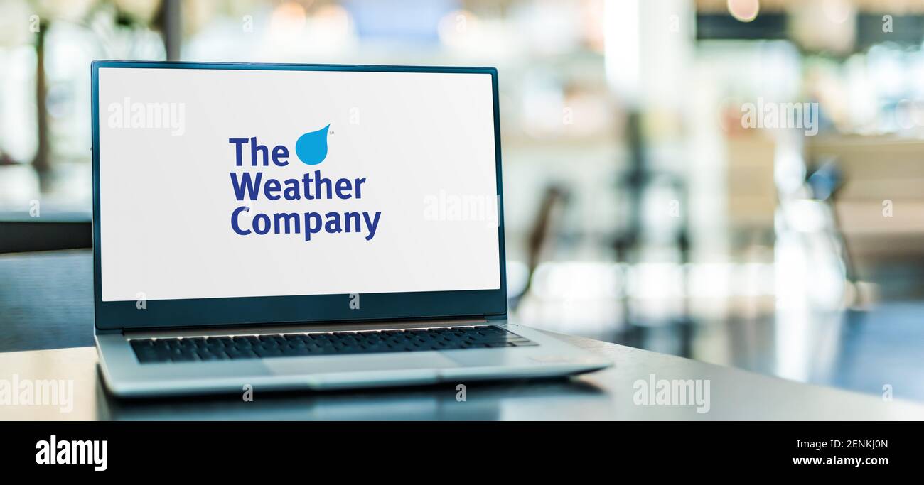 POZNAN, POL - 6 JANVIER 2021 : ordinateur portable affichant le logo de la société Weather, une société de prévisions météorologiques et de technologie de l'information propriétaire Banque D'Images