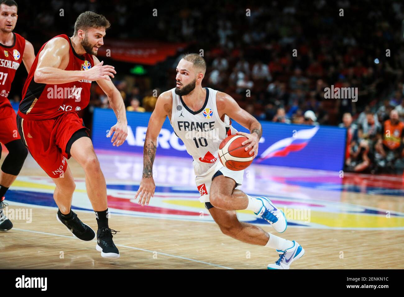 Evan Fournier, à droite, de France équipe nationale de basket-ball passe le  ballon contre les joueurs de l'équipe nationale de basket-ball de l' Allemagne dans le premier match trouvé du groupe G lors