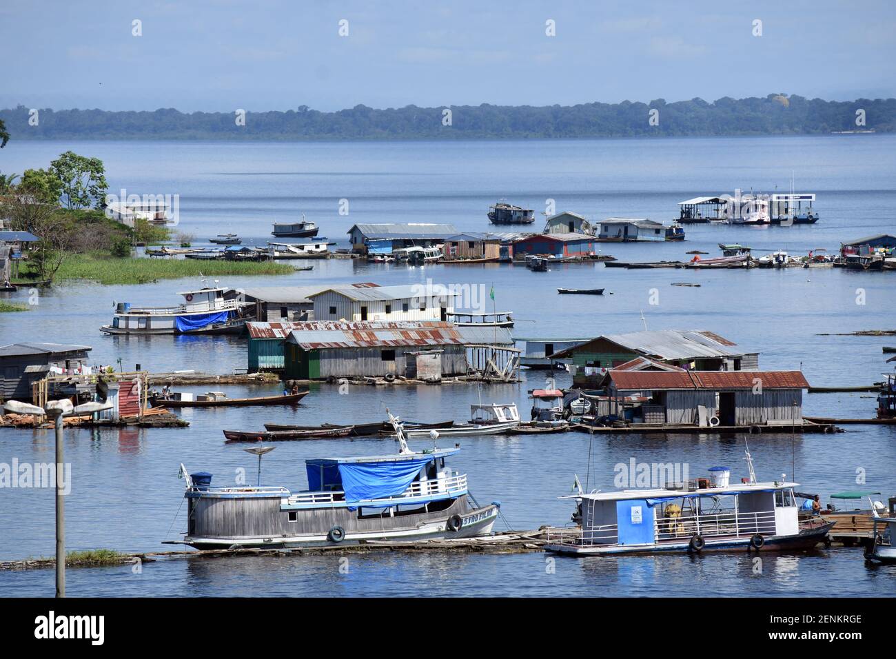 Bateaux et quais flottants dans le port fluvial de Tefé Sur un affluent de l'Amazonie au Brésil Banque D'Images