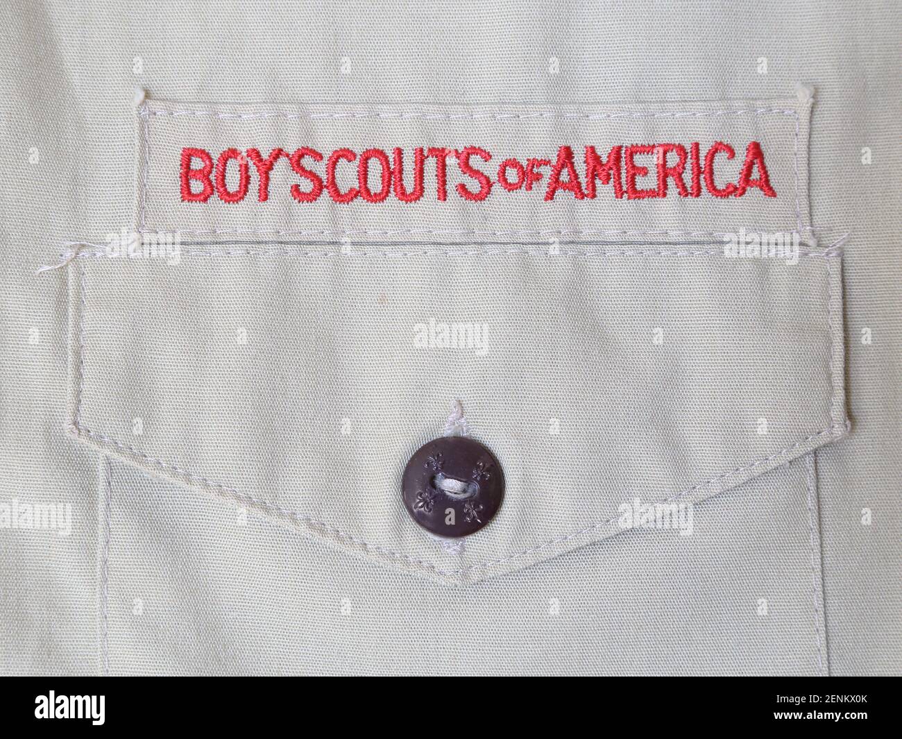 Los Angeles, CA / Etats-Unis - 17 février 2021 : un texte de Boy Scouts of America est montré sur une chemise uniforme de près. Pour usage éditorial uniquement. Banque D'Images