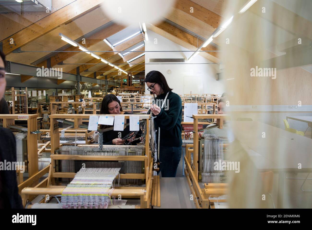 Les étudiants de mode utilisant le métier à tisser dans l'atelier de textile Banque D'Images