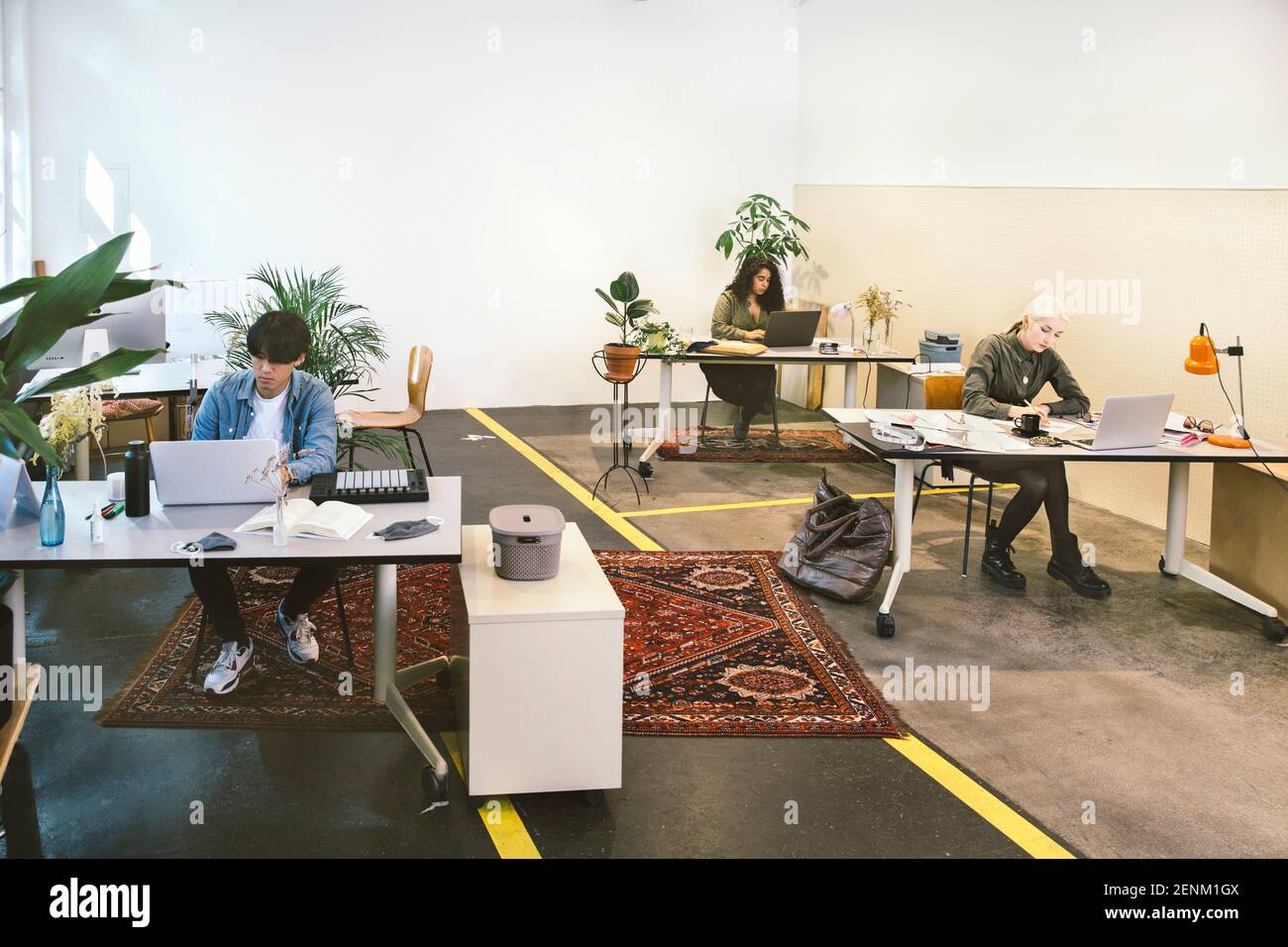 Les personnes travaillant dans un espace de travail en collaboration avec les réseaux sociaux Banque D'Images