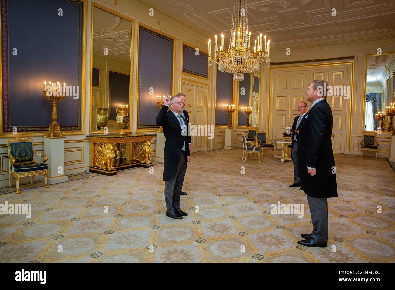 Le roi Willem-Alexander a prêté serment à la Cour suprême suivante, Hoge Raad, membres du Palais Noordeinde: M. B.F. Assink (à droite) et M. F.J.P. Verrou (gauche) (photo par DPPA/Sipa USA) Banque D'Images