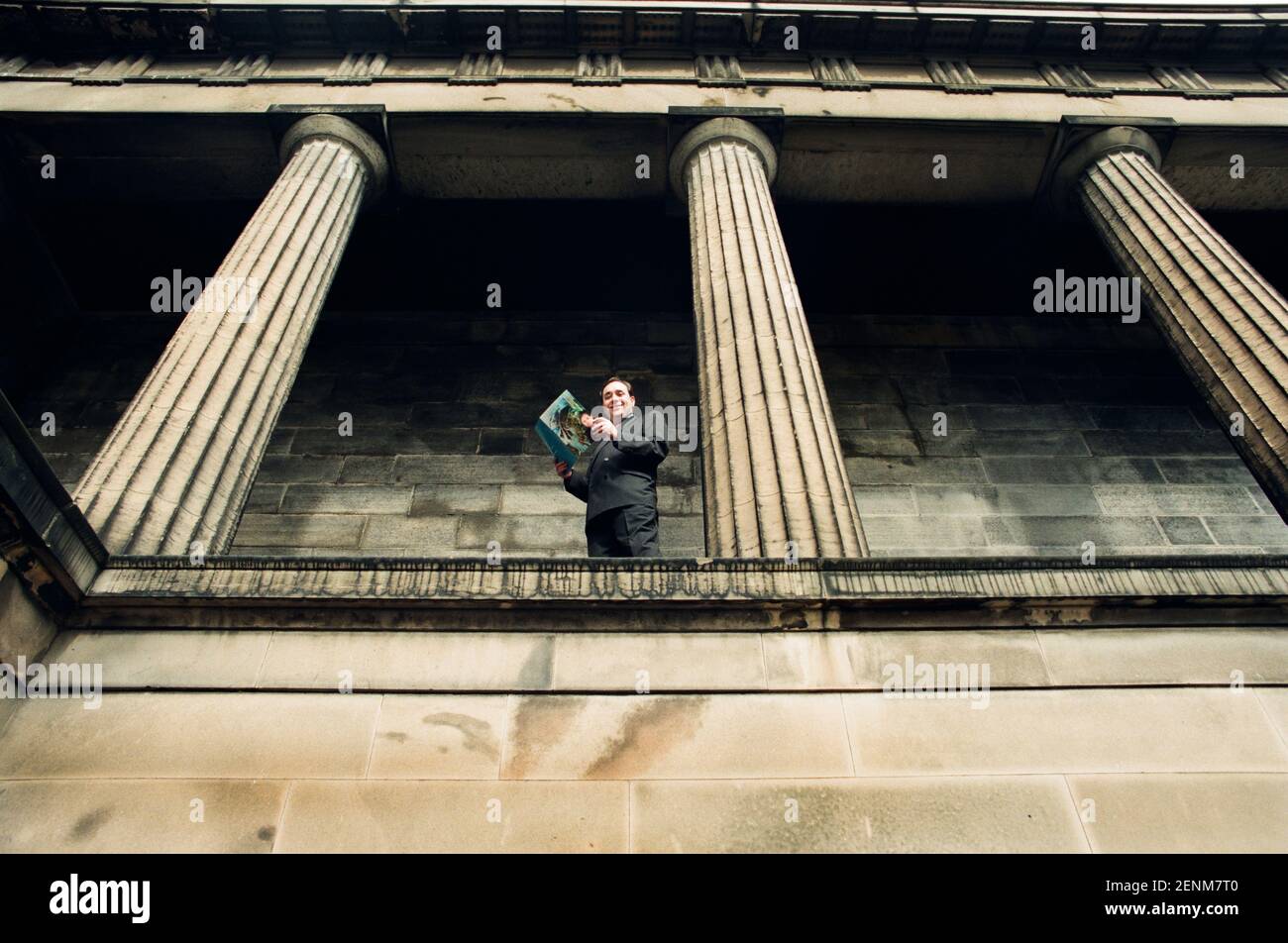 Le dirigeant du Parti national écossais, Alex Salmond, pose pour des photographies avec une copie des élections parlementaires écossaises de 1999 du SNP dans l'ancien bâtiment du Royal High School d'Édimbourg, en Écosse. M. Salmond a été élu au Parlement écossais lors des élections et a dirigé l'opposition à l'administration du Parti travailliste. Il a ensuite été élu au poste de Premier ministre après la victoire électorale du SNP en 2007 et a occupé ce poste jusqu'en 2014, date à laquelle il a démissionné à la suite du référendum sur l'indépendance de l'Écosse. Banque D'Images