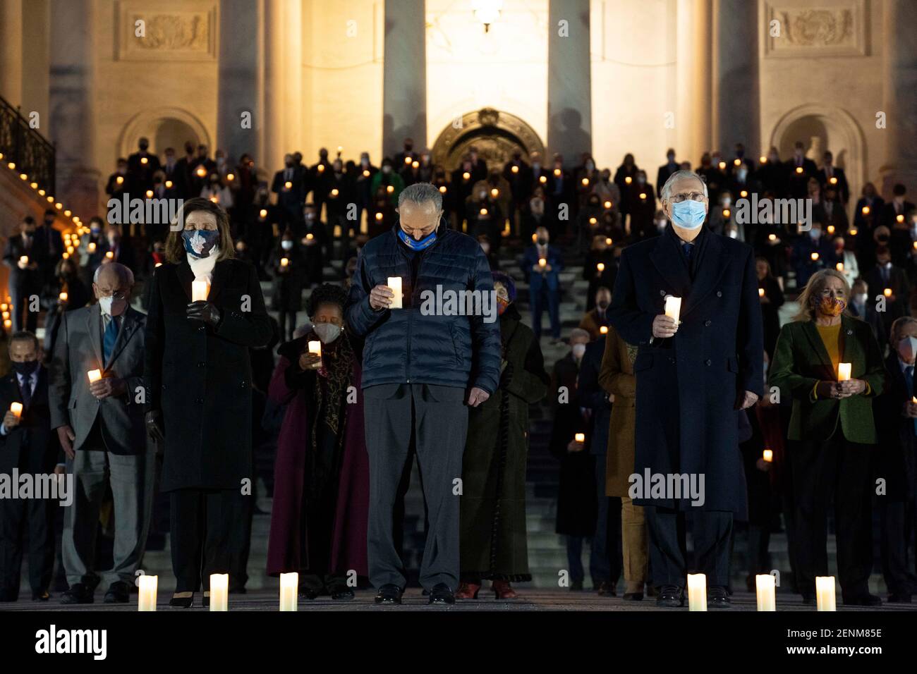 Les membres du Congrès dirigés par le chef de la majorité au Sénat Chuck Schumer, au centre, le chef de la minorité Mitch McConnell, à droite, et la Présidente Nancy Pelosi tiennent une veillée aux chandelles et un moment de silence pour les plus de 500,000 Américains qui sont morts du COVID-19 à l'extérieur du Capitole des États-Unis le 23 février 2021 à Washington, D.C. Banque D'Images