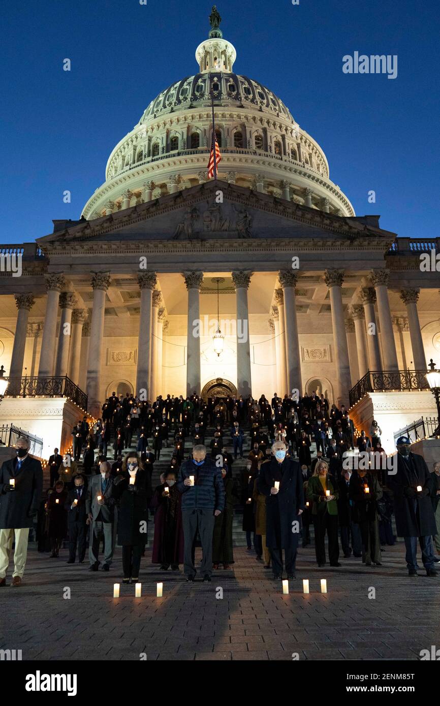 Les membres du Congrès dirigés par le chef de la majorité au Sénat Chuck Schumer et le chef de la minorité Mitch McConnell tiennent une veillée aux chandelles et un moment de silence pour les plus de 500,000 Américains qui sont morts de COVID-19 à l'extérieur du Capitole des États-Unis le 23 février 2021 à Washington, D.C. Banque D'Images