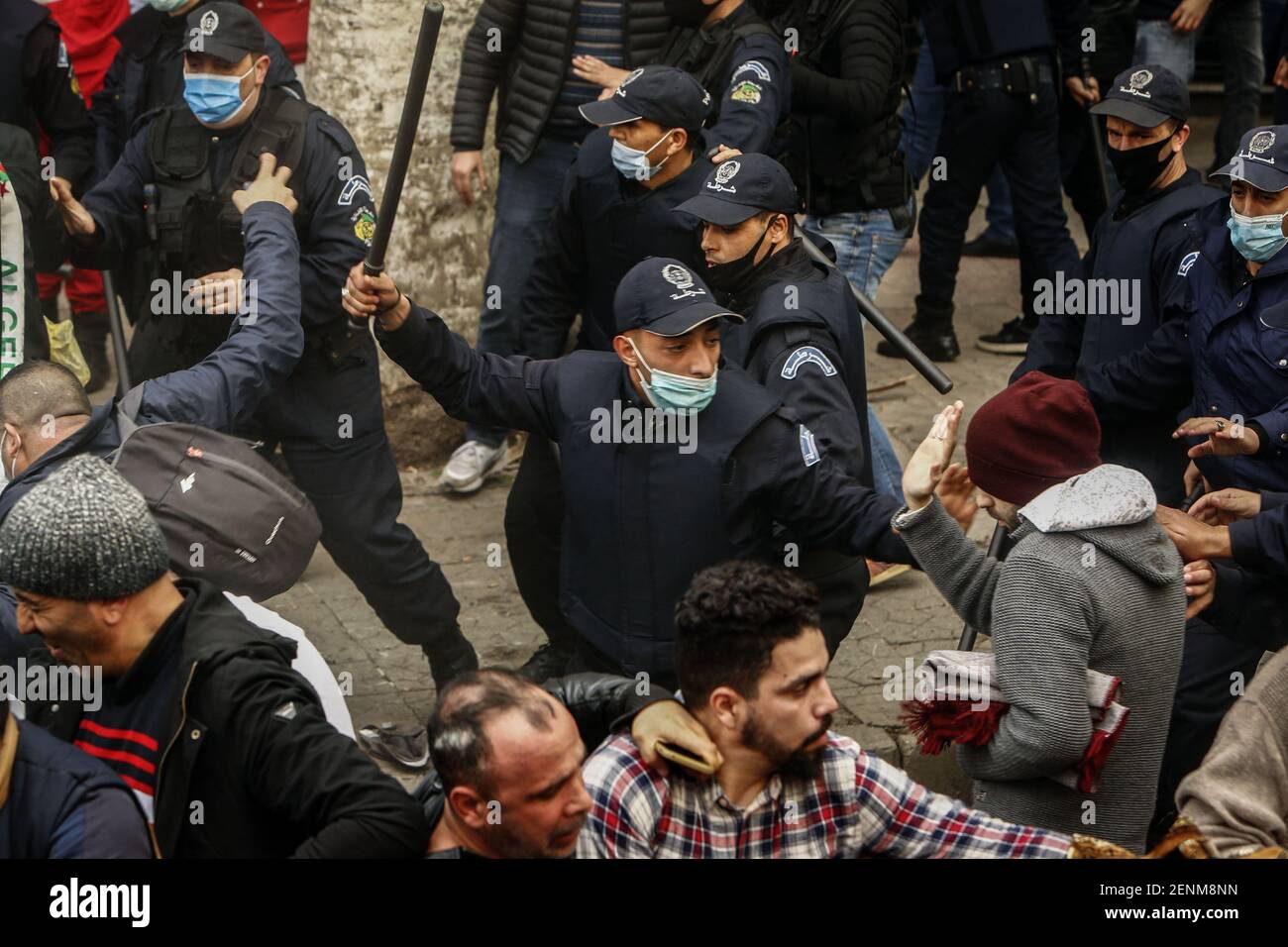 Alger, Algérie, 26 février 2021 : des policiers s'affrontent au cours d'une manifestation organisée dans le cadre d'une reprise des manifestations de masse, communément appelée le mouvement Hirak, qui a poussé Abdelaziz Bouteflika, dirigeant de longue date, à quitter ses fonctions en avril 2019. La manifestation marque la 106e manifestation hebdomadaire du mouvement pro-démocratique Hirak, et remonte à la dernière fois que les Algériens ont manifesté le 20 mars 2020, avant que la scène ne s'arrête en raison de la pandémie du coronavirus. Credit: dpa Picture Alliance/Alay Live News Banque D'Images