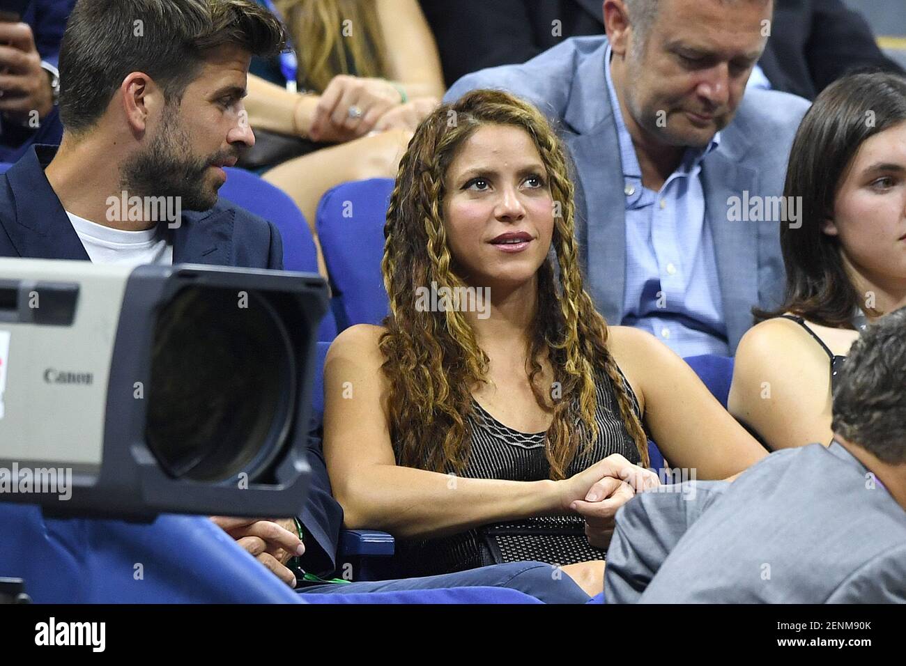 Le chanteur Shakira assiste au match Rafael Nadal d'Espagne et Diego  Schwartzman d'Argentine lors du quart-finale des singles hommes le dixième  jour du centre national de tennis de l'USTA Billie Jean King