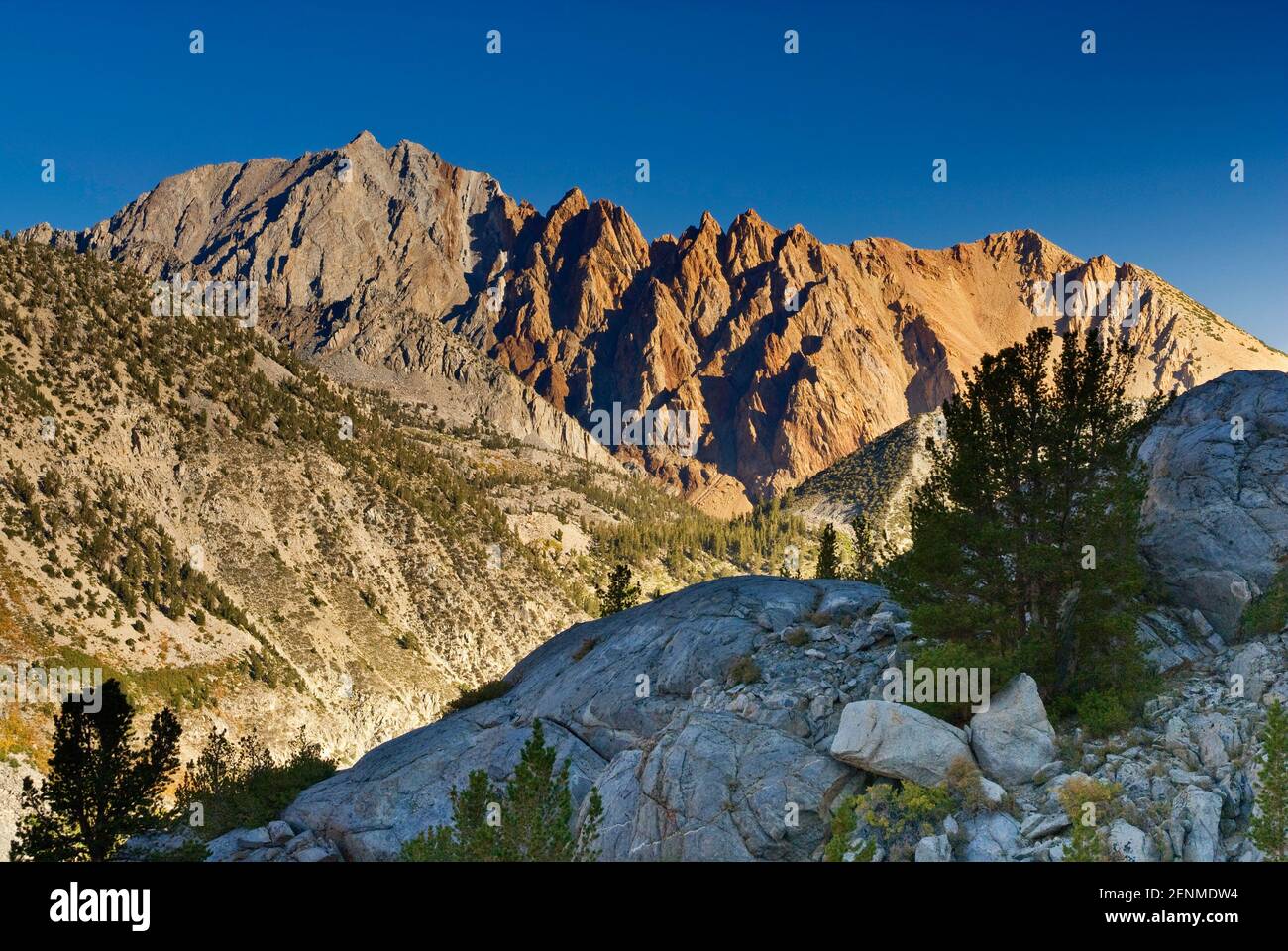 Mont Emerson et Piute Crags, vu de Blue Lake dans la région de l'Est, Bassin Sabrina Sierra Nevada, John Muir Wilderness, California, USA Banque D'Images
