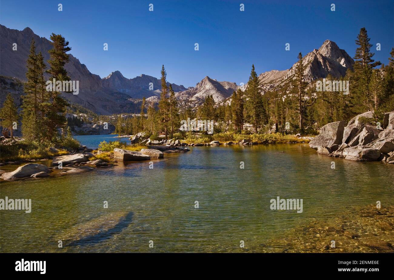 Lac Bleu dans le bassin de Sabrina, Mont Thompson sur le côté gauche, l'évolution nationale, John Muir Wilderness, est de la Sierra Nevada, Californie, USA Banque D'Images