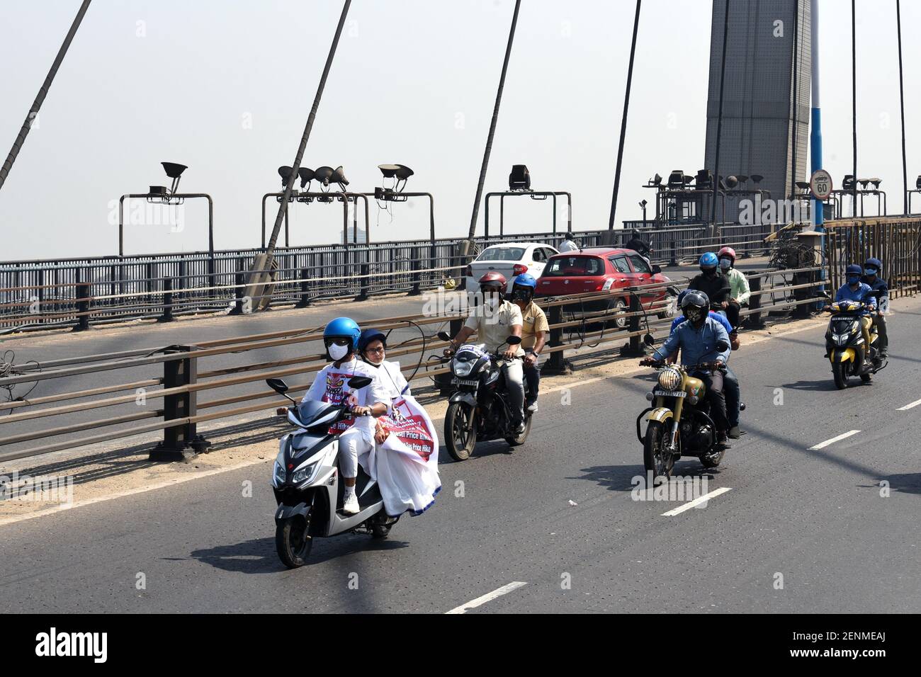 Kolkata, Inde. 25 février 2021. (2/25/2021) le ministre en chef du Bengale occidental, Mamata Banerjee, fait un pilion sur un scooter électrique pour atteindre le Secrétariat d'État, Nabanna, pour protester contre la hausse du prix du carburant. (Photo par Ved Prakash/Pacific Press/Sipa USA) crédit: SIPA USA/Alay Live News Banque D'Images