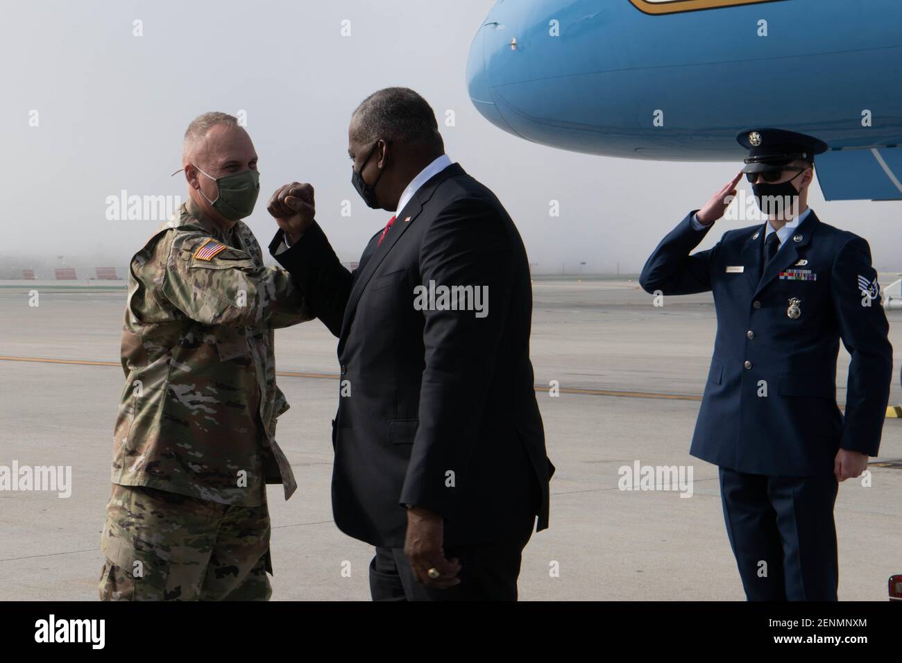 Le secrétaire américain à la Défense, Lloyd J. Austin III, Elbow Hau général David Glaser, commandant adjoint de l'Armée du Nord, à l'arrivée à l'aéroport international de Los Angeles le 24 février 2021 à Los Angeles, en Californie. Plus tard, Austin a visité le premier centre de vaccination communautaire COVID géré par l'État et soutenu par le gouvernement fédéral à l'Université d'État de Californie à Los Angeles. Banque D'Images