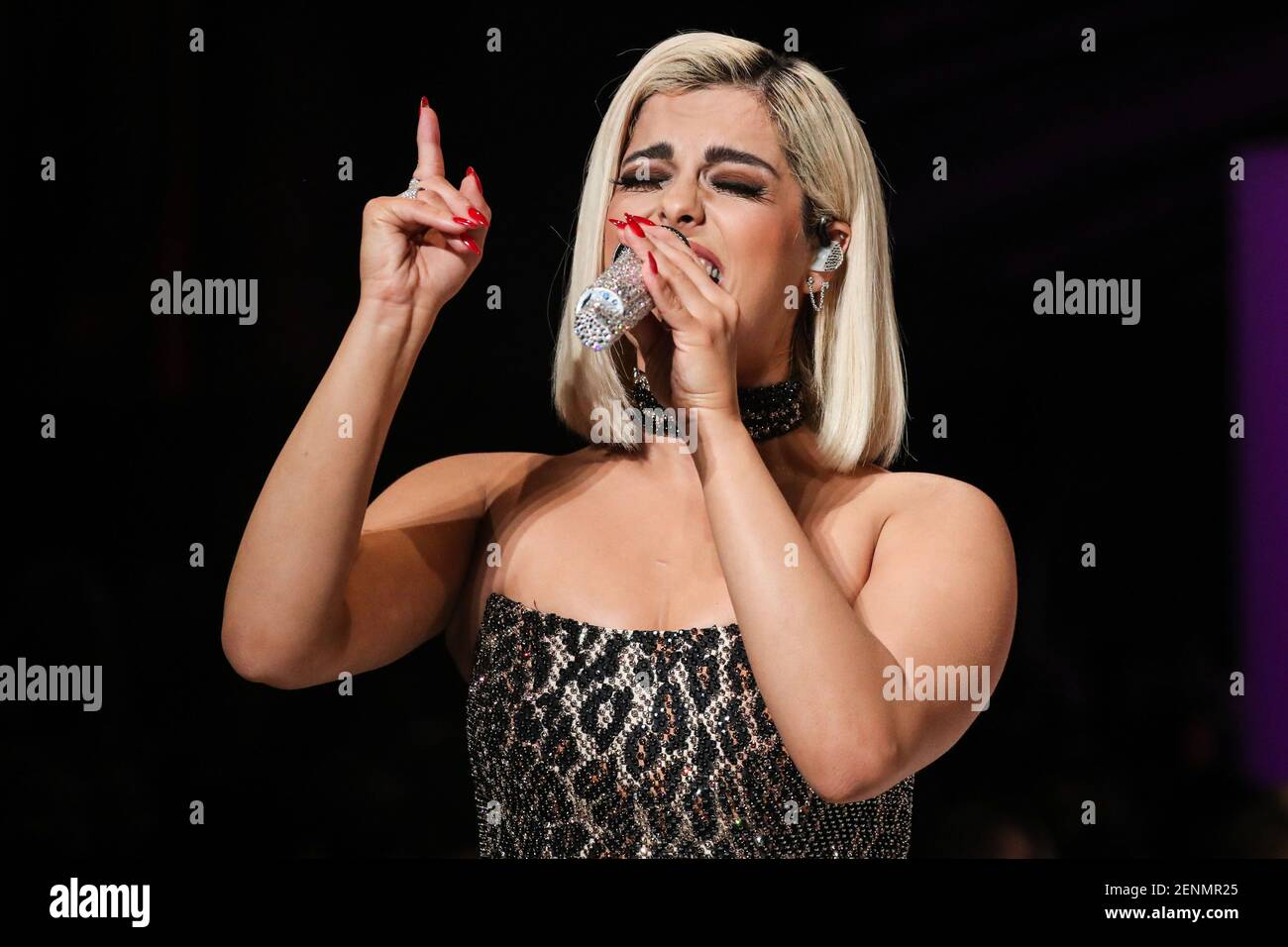 Manhattan New York City New York Etats Unis Septembre 06 La Chanteuse Bebe Rexha Se Produit Sur Scene Au Spectacle De Pistes Du Printemps De Sherri Hill Nyfw Qui S Est