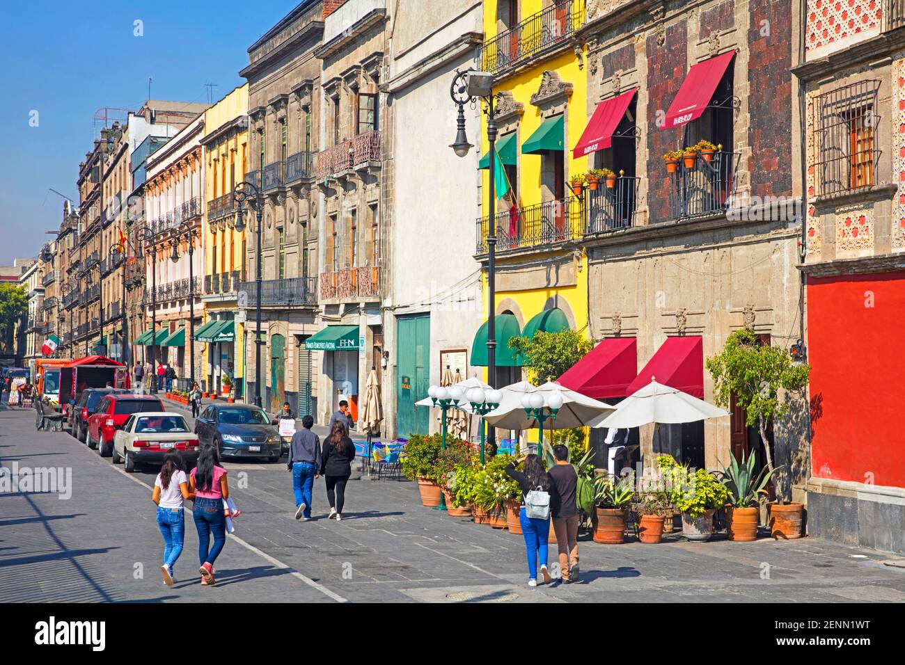 Touristes marchant le long des bâtiments coloniaux espagnols, des restaurants et des magasins sur la Calle Tacuba dans le quartier historique de Mexico, au Mexique Banque D'Images