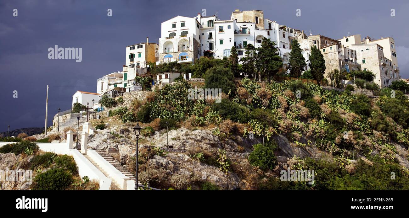 Maison sur Hill. Ville de Sperlonga, Latium. Italie (panoramique grand format) Sperlonga était une ancienne station romaine: Empereur romain Tiberius construit ici un fa Banque D'Images