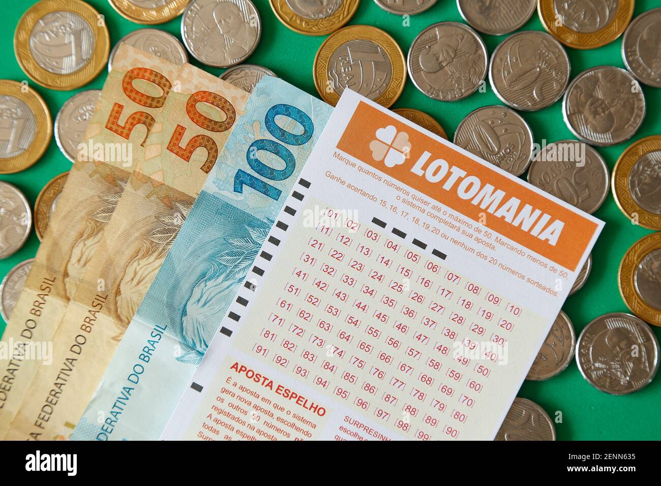 Minas Gerais, Brésil - 22 février 2021 : billets en espèces, pièces et billets de loterie Caixa Lotomania Banque D'Images
