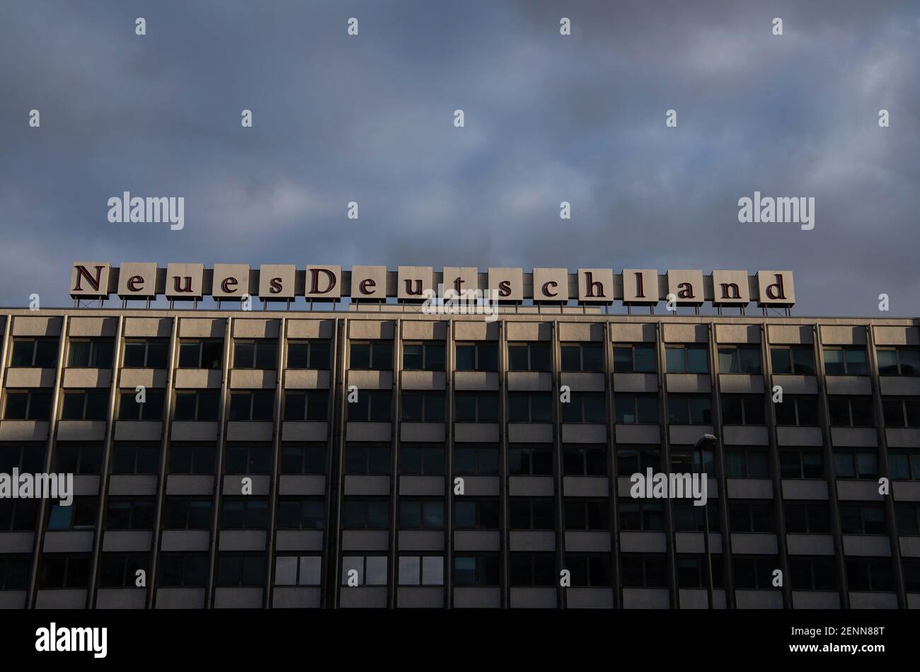 26 février 2021, Berlin: 'Neues Deutschland' est écrit en majuscules sur le toit du bâtiment éditorial du quotidien. En tant que co-partenaire, le parti de gauche veut examiner un changement dans la structure de propriété du quotidien 'Neues Deutschland' (ND). Photo: Paul Zinken/dpa-Zentralbild/dpa Banque D'Images