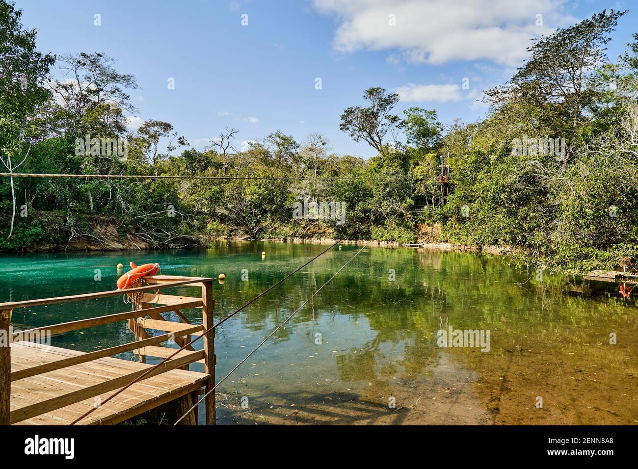 plate-forme de baignade en bois dans un beau et romantique petit spa dans la région de jardim et bonito le long de la rivière Prata, rio da Prata, meandering dans un Banque D'Images