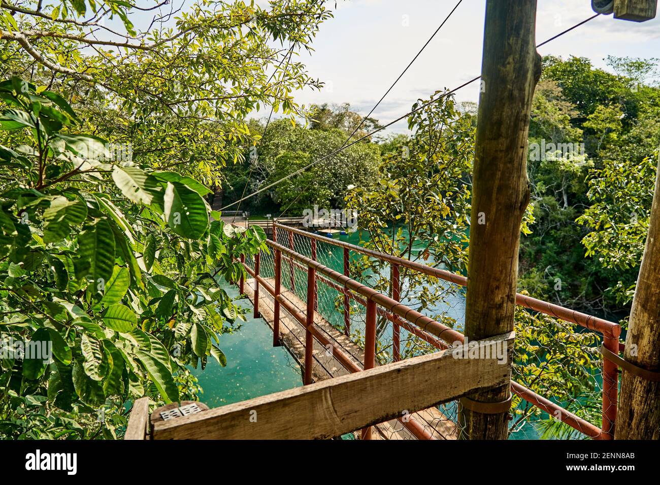 Beau et romantique petit spa dans la région de jardim et bonito le long de la rivière Prata, rio da Prata, en méandant dans un petit ruisseau avec de l'eau verte Banque D'Images