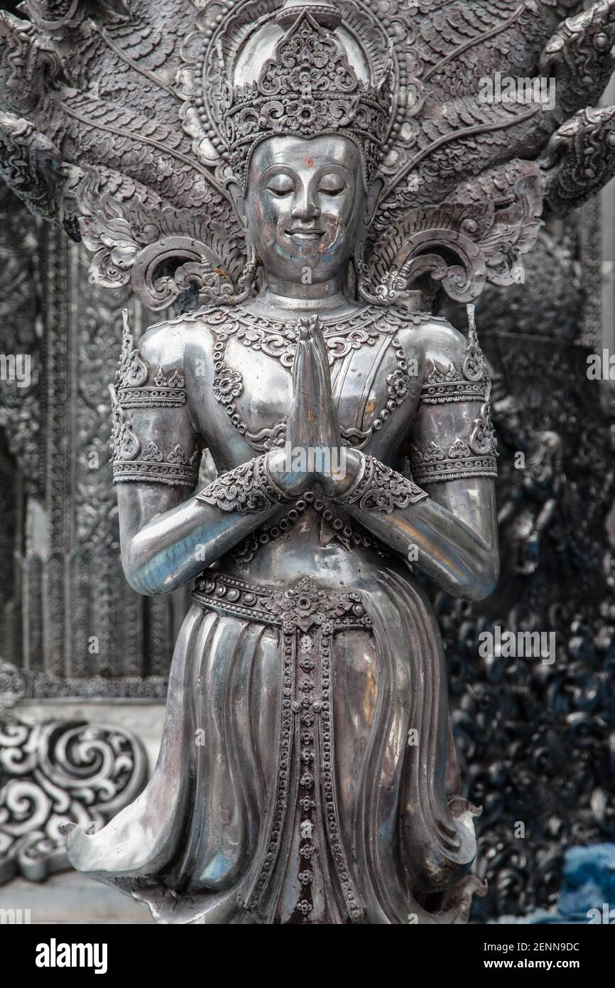Statue à l'entrée de l'Ubosot à Wat Sri Suphan, Chiang Mai, Thaïlande. Banque D'Images