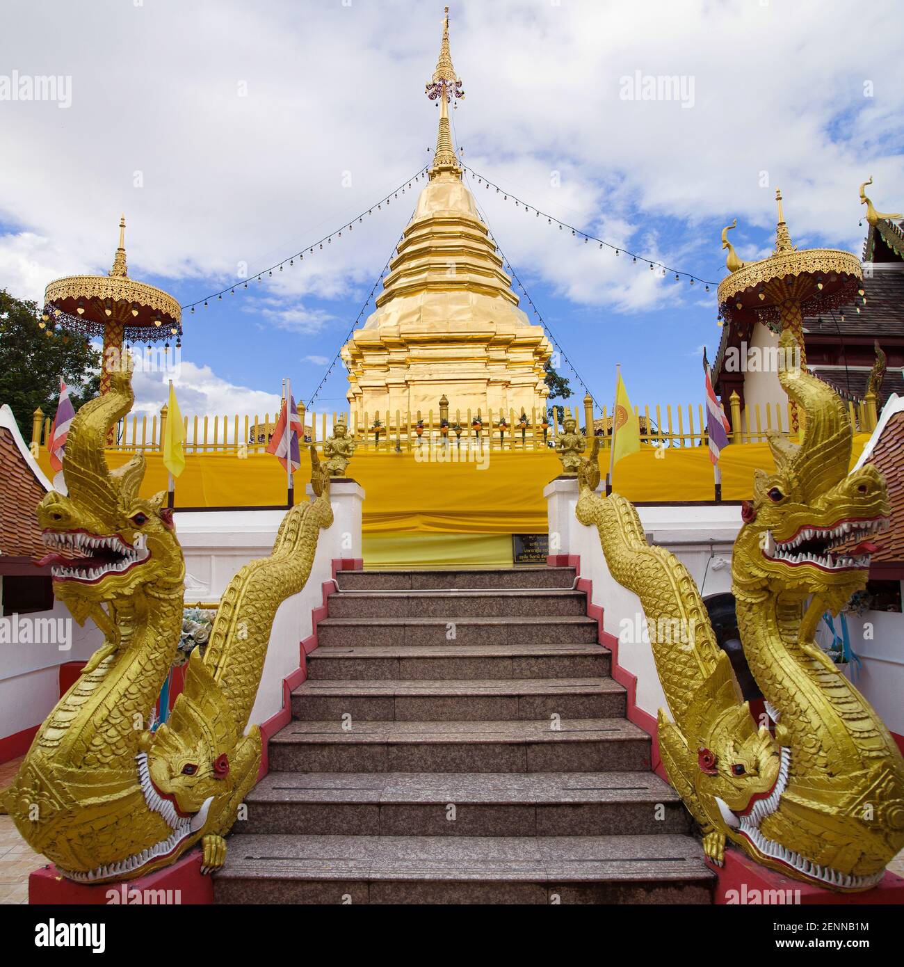 Pagode dorée à Wat Phra This Doi Kham à Chiang Mai, Thaïlande. Banque D'Images