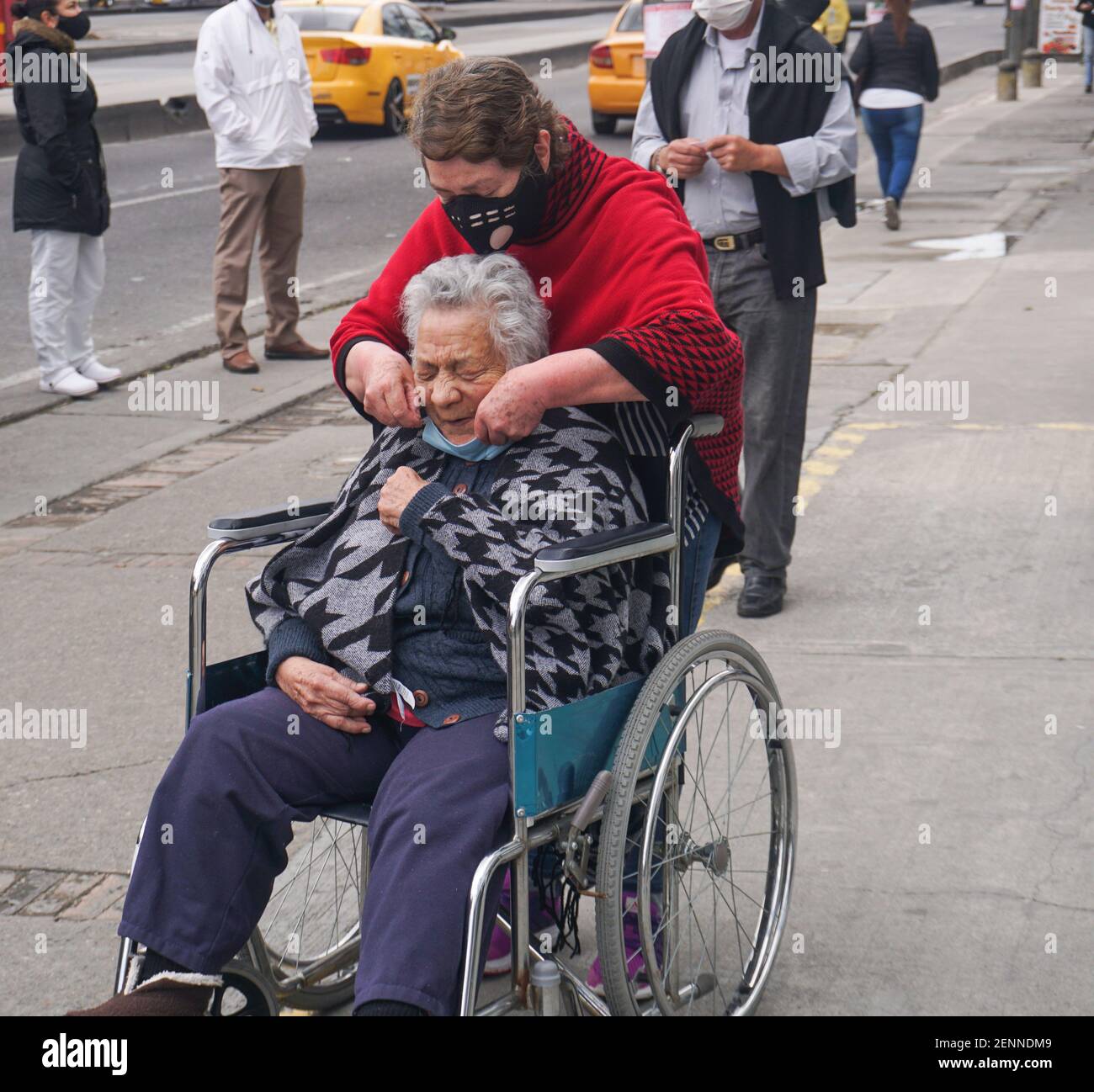 Bogota, Colombie. 26 février 2021. Les personnes de plus de 80 ans quittent l'endroit où elles ont été vaccinées contre le covid 19 à Bogota. Crédit : Daniel Garzon Herazo/ZUMA Wire/Alay Live News Banque D'Images