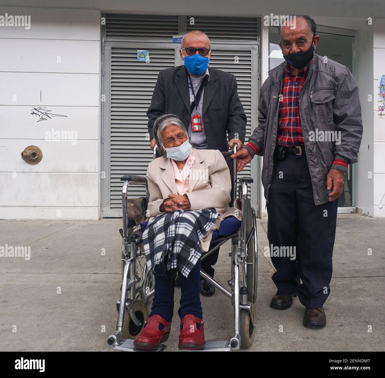 Bogota, Colombie. 26 février 2021. Les personnes de plus de 80 ans quittent l'endroit où elles ont été vaccinées contre le covid 19 à Bogota. Crédit : Daniel Garzon Herazo/ZUMA Wire/Alay Live News Banque D'Images