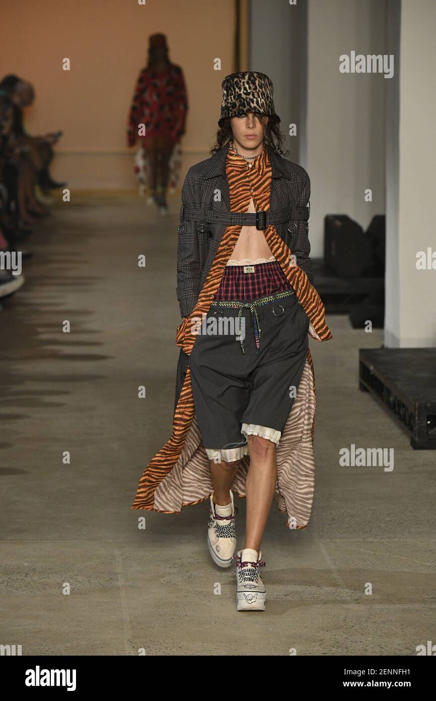 Model Lys Lorente marche sur la piste pendant le R13 Fashion Show pendant  la New York Fashion week vêtements pour femmes Printemps / été 2020 qui a  eu lieu à New York,