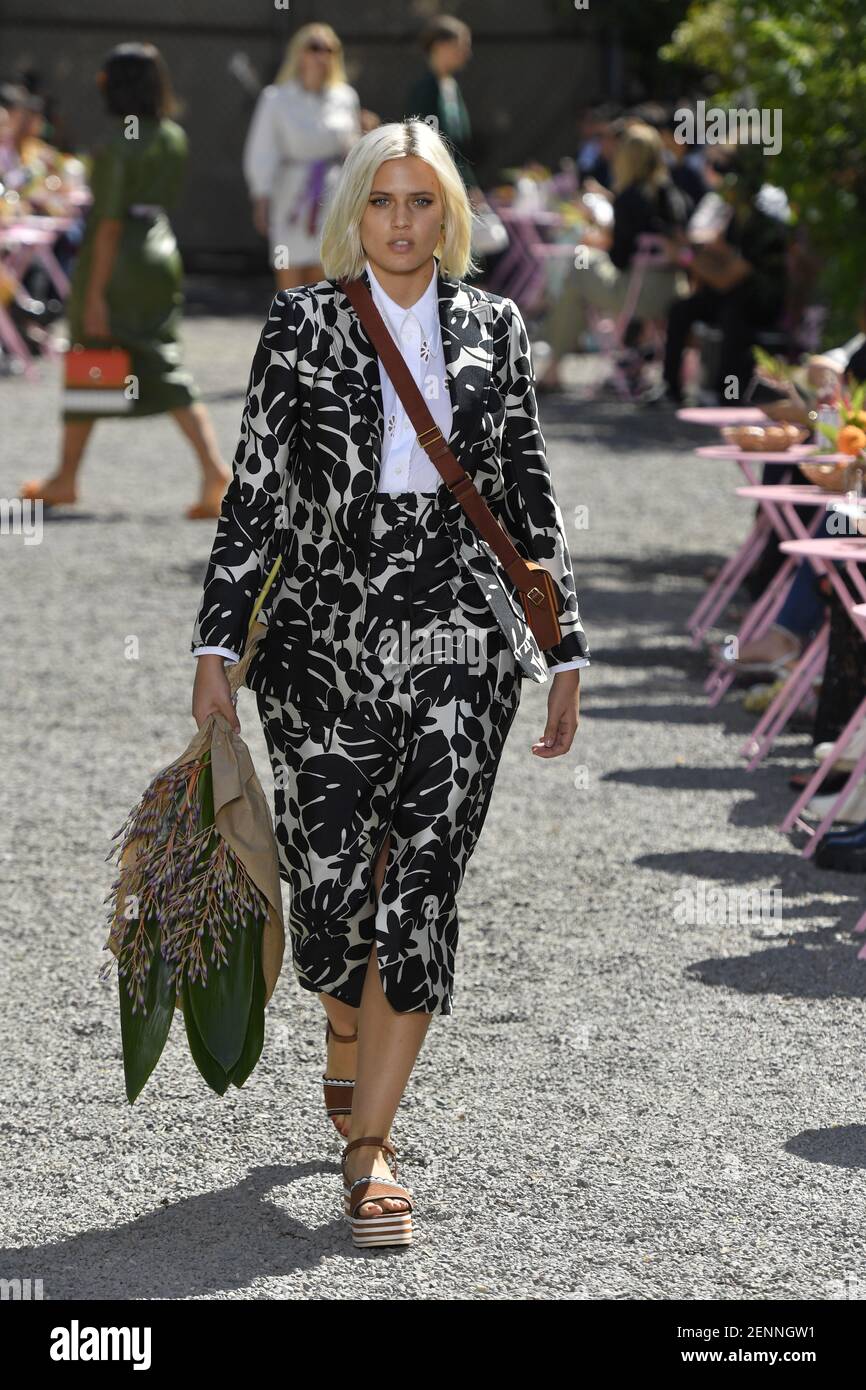 Mannequin Stella Duval marchant sur la piste pendant le Kate Spade New York  Fashion Show pendant la New York Fashion week vêtements pour femmes  Printemps / été 2020 tenu à New York,