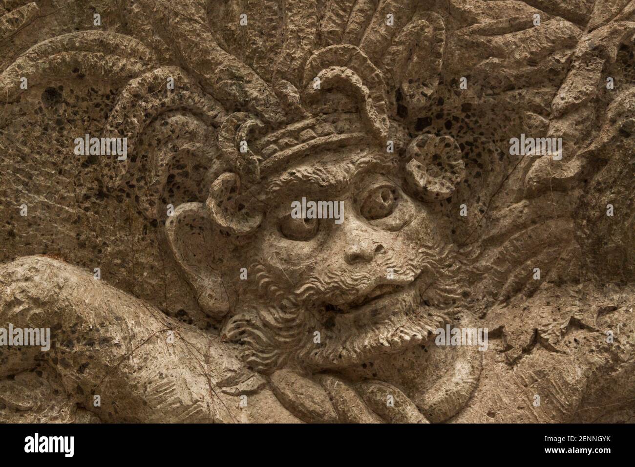 Gros plan sur le visage d'une figure de dieu hindou sculptée Sur un mur près de la forêt de singes sacrés à Bali Banque D'Images