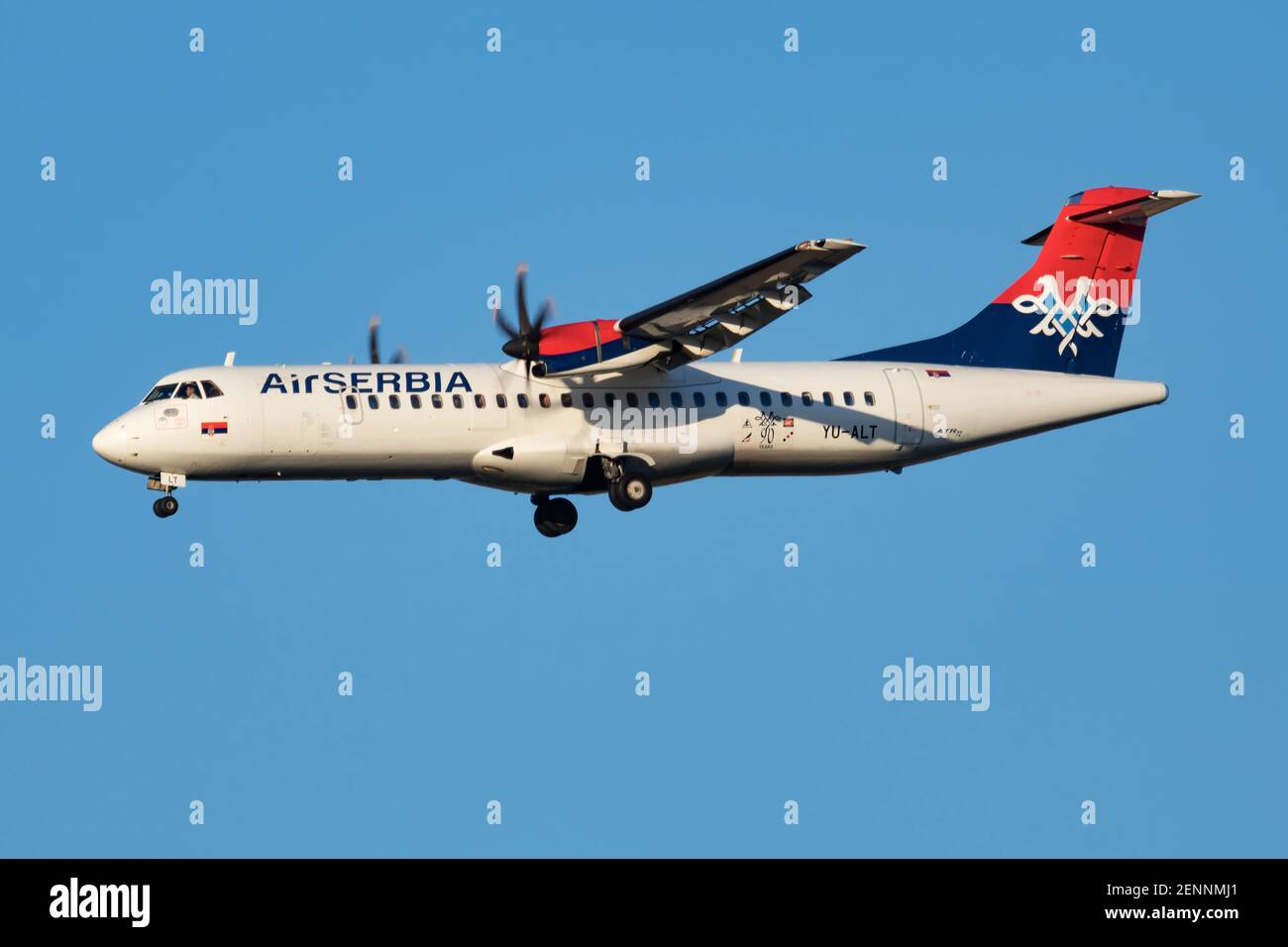 Air Serbia ATR-72 YU-ALT avion passager arrivée et atterrissage à Aéroport de Vienne Banque D'Images